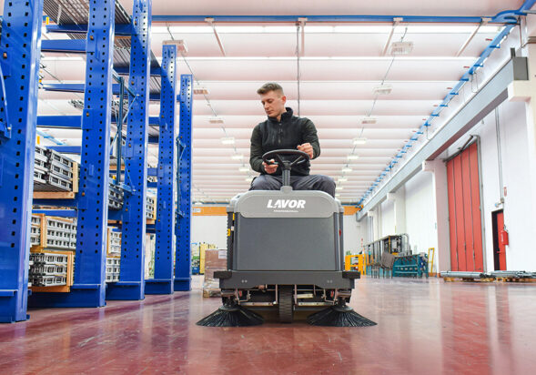 Barredora de conductor sentado para naves e industrias